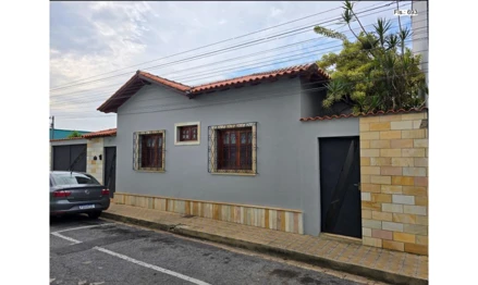 Casa em Três Corações, Centro, Rua Plínio Salgado, 51, MG. Área: 104m2
