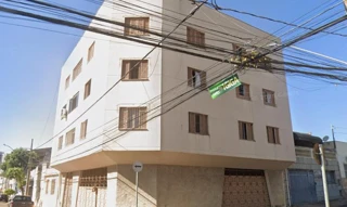 Imóvel 3001602 [''] - ['Rua Bernardo Guimarães, 308, esquina com Rua Padre Zeferino, Estados Unidos, Uberaba/ MG, com área privativa de 114,77m², área de uso comum de 11,732m², garagem nº 01 (localizada no 1º pavimento) com 28,376m², área total de 154,878m², correspondendo a fração ideal de 0,17 sobre o terreno e partes comuns do imóvel. Composto por hall de entrada, living, três quartos sendo uma suíte, banheiro social, cozinha, dependência completa de empregada e área de serviço. Não possui el