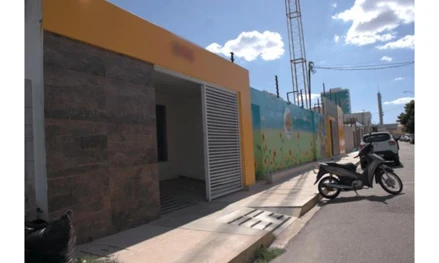 Casa em Petrolina, Coliseu, Rua Dr. Geraldo Estrela, n.º 100, edificada nos lotes 08 e 09 da quadra "B", do Loteamento Nossa Senhora Aparecida, PE. Área: 220m2