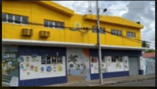 Imóvel 3040708 [''] - ['Descrição: O imóvel urbano (prédio) construído de tijolos e coberto com telhas, contendo um 1º andar, com um escritório, banheiro e sanitário; três salas para administração, banheiro, sanitário e uma área; no térreo, uma guarita, um dormitório, um almoxarifado, banheiro e sanitário e mais um galpão. Este, construído em concreto armado, com estrutura de ferro, coberta de alumínio. Tudo edificado em terreno próprio que mede 25,00m de frente por 55,00m de fundos; 54,00m de c