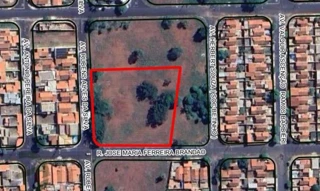 Imóvel 3043420 [''] - ['Quadra 04 com 5.217,49 m² do loteamento JARDIM DOS OITIS, em Araraquara/SP, de forma irregular e que assim se descreve: "inicia-se em um ponto localizado de frente para prolongamento da Rua José Maria Ferreira Brandão na divisa com a Área Verde III do Jardim São Rafael II (propriedade de Cesarino Furlan); daí segue pelo alinhamento do prolongamento da Rua José Maria Ferreira Brandão por sessenta e cinco metros e vinte e três (65,23) centímetros até atingir a linha curva c