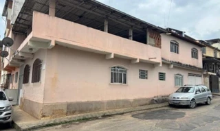 Imóvel 2939120 [''] - ['Rua Reduto (atual Rua Doutor Helder Fernandes Rodrigues), esquina com a Rua Sacramento, nº 8, no Bairro São Jorge, na cidade de Manhuaçu - MG, constante de uma casa de morada, taqueada, coberta de telhas e seu terreno medindo sete metros e oitenta e dois centímetros (7,82 m) de frente, por quatorze metros (14,00 m) de fundos, constante de parte do lote número seis (6) da quadra nº três (3), dividindo pelos seus diferentes lados com as referidas ruas, com Rosa Angela dos S