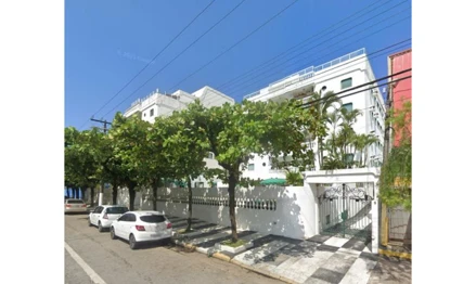 Apartamento em Guarujá, Jardim Três Marias, Av. Dom Pedro I nº 986, apto. 32 do Edifício Praias de Monte Carlo (Bloco A) e vaga de garagem, pertencente ao Condomínio Praias de Monte Carlo e Praias de San Remo, Jardim Três Marias, SP. Área: 96.1m2