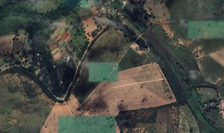 Imóvel 3011939 [''] - ['BR-494, entre os Municípios de Divinópolis e Nova Serrana, confronta com a propriedade de Zeila Cristina Gontijo Guimarães, confrontando com Estrada Municipal que dá acesso a BR-494, ao distrito de Santo Antônio dos Campos e a Comunidade dos Lopes'] [''] - ['Divinópolis']/['MG'] - 1