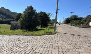 Imóvel 3023348 [''] - ['Terreno Urbano n.º 18, com a área de 390,00m², sem benfeitorias, situado na cidade de David Canabarro/RS, no lado par da Av. Fabrício de Oliveira Pilar, na esquina com a Rua Ernesto Rissato, medindo e confrontando: ao Norte, por 13,00 metros, com terras urbanas de Valdyr Miguel Possan; ao Sul, por 13,00 metros, com a Av. Fabrício de Oliveira Pilar, ao leste, por 30,00 metros, com o lote n.º 17, de Valdyr Miguel Possan; e, ao Oeste, por 30,00 metros, com a Rua Ernesto Riss