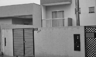 Imóvel 2385750 [''] - ['RUA CORRUIRA ACU, N. 103, LT 3 QD 10, JARDIM BONONI, - ARAPONGAS/PR - cep: 86703220 CONFORME OS ITENS 5.1 Os interessados em participar do leilão deverão fazê-lo via INTERNET e os lances poderão ser ofertados a qualquer momento desde a divulgação dos lotes até o encerramento do evento. O encerramento do período de recebimento de lances para aquisição de cada lote respeitará as regras previstas no site do leiloeiro. 5.1.1 Em caso de disputa, o prazo para oferta de lances s