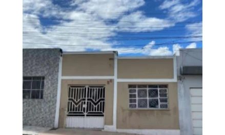 Casa em Itiúba, Centro, Rua Coronel João Antônio, 40, Centro, Itiúba, BA, 48850-000, BA. Área: 72m2