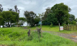 Imóvel 3023350 [''] - ['UMA PARTE DE TERRAS DE CULTURA, com a área superficial de 39.330,00m², situada no distrito desta cidade de Passo Fundo/RS, lugar denominado Jaboticabal, com as seguintes confrontações atuais: ao NOROESTE, parte por uma estrada e parte por linha seca, dividindo com terras de João Rebechi; ao NORDESTE, o LESTE, por cercas de arame, com terras de Andreia Rebechi; ao SUL, com terras de Valdir Durigon, digo, Valdir Domingos Rebechi e Ari Trevisan, por cercas de arame; e, ao OE