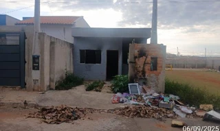 Imóvel 2593255 ['8444428489282'] - ['RUA ANTONIO ORLANDO SALMASI,N. 711 LT 25 QD DD EDIFICAÇÃO CONDENADA, JARDIM ROSA GARCIA - CEP: 18275-261, TATUI - SAO PAULO'] ['Jardim Rosa Garcia'] - ['Tatuí']/['SP'] - 1