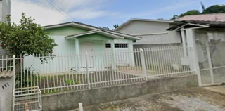 Imóvel 2942361 [''] - ['Residência AVERBADA 131,58 (m2) Em alvenaria a vista, é constituído internamente de 3 dormitórios, 1 suíte, 1 BWC, sala de estar, cozinha/sala de jantar/área de serviço conjugada e garagem.'] [''] - ['Frederico Westphalen']/['RS'] - 1