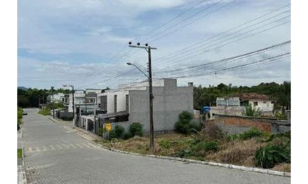 Lote em Piçarras, Jardim Araxá, QUADRA nº 14 -com frente para a rua Três, sem número, fazendo fundos para a rua Três- A, e esquina para a rua Lagos, SC. Área: 7291m2