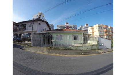 Casa em São José, Praia Comprida, R. Aqueduto, 325 - Estados, SC. Área: 99.75m2