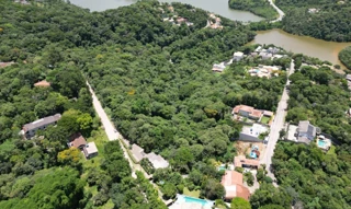 Imóvel 2157990 [''] - ['Este imóvel está em uma península, na divisa entre Mairiporã, Caieiras e Franco da Rocha, perto dos centros destas três cidades, em região onde estão os melhores condomínios e cercada de represas por todos os lados. Fica a 40 minutos da Marginal do Rio Tietê , a 40 minutos do bairro Santana –Zona Norte de São Paulo , 20 minutos do Rodoanel Mário Covas, 15 minutos da Rodovia Fernão Dias e 40 minutos da Rodovia Dom Pedro'] [''] - ['Mairiporã']/['SP'] - 1