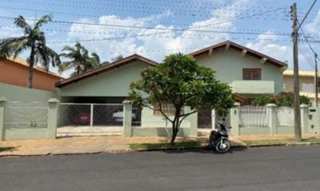 Imóvel 2873594 [''] - ['Imóvel que é composto por um terreno 1.287,00m². Benfeitorias: uma edificação residencial com 713,47² de área construída não averbada. O imóvel contém: 1 sala de estar; 1 cozinha; 1 sala de jantar; 1 dispensa; 1 escritório com banheiro; 1 sala de costura; 5 salas de depósito; 3 suítes com banheiro; 1 sala de tv; 2 dormitórios; 2 banheiros social; 1 área de serviço; 1 área gourmet; 1 área de lazer; 1 garagem coberta para vaga de dois carros. A casa conta com pisos em cerâm