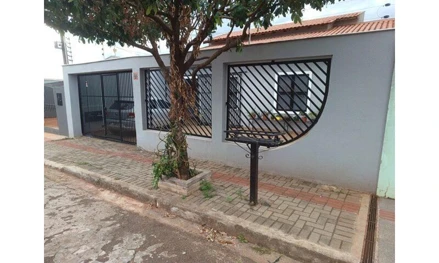 Casa em Londrina, Cinco Conjuntos, Rua A, nº 17, PR. Área: 219.73m2 - imagem 0